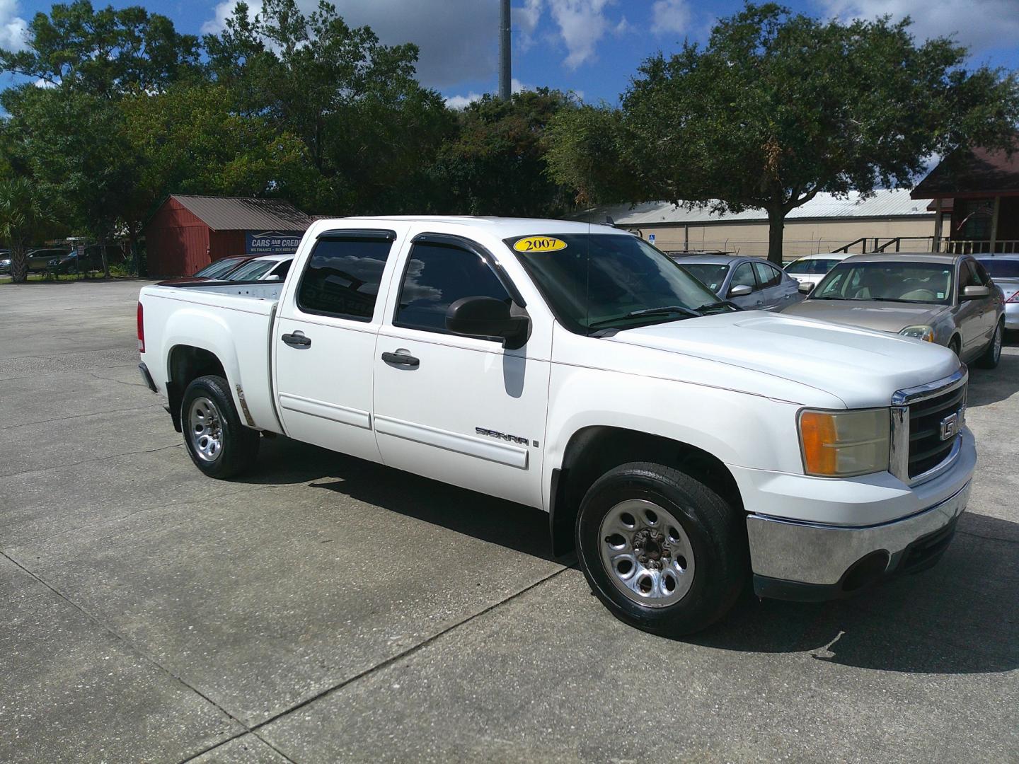 2007 WHITE GMC SIERRA (2GTEC13C671) , located at 10405 Abercorn Street, Savannah, GA, 31419, (912) 921-8965, 31.988262, -81.131760 - Photo#2